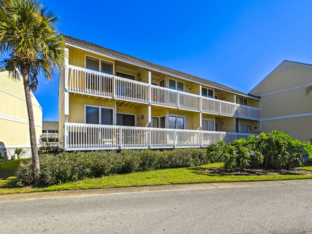 SPC8245 - Studio with Murphy bed and some upgrades - Sleeps 4 Vacation Rental in Destin - RedAwning