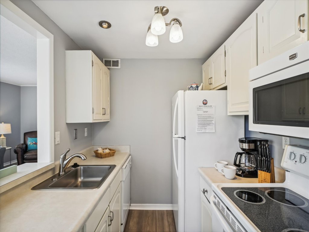 SPC 1030 is a 1 BR that sleeps 4 with beach access Vacation Rental in Destin - RedAwning