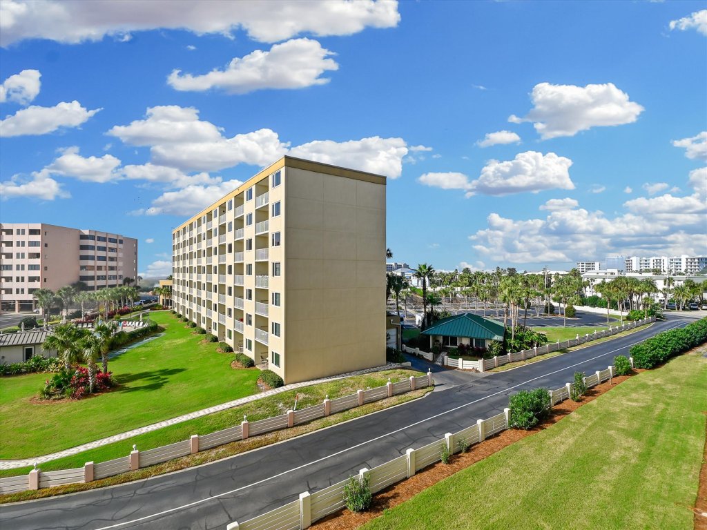 IR 312 is a 2 BR Gulf view with Washer Dryer over 1300 sf Vacation Rental in Destin - RedAwning