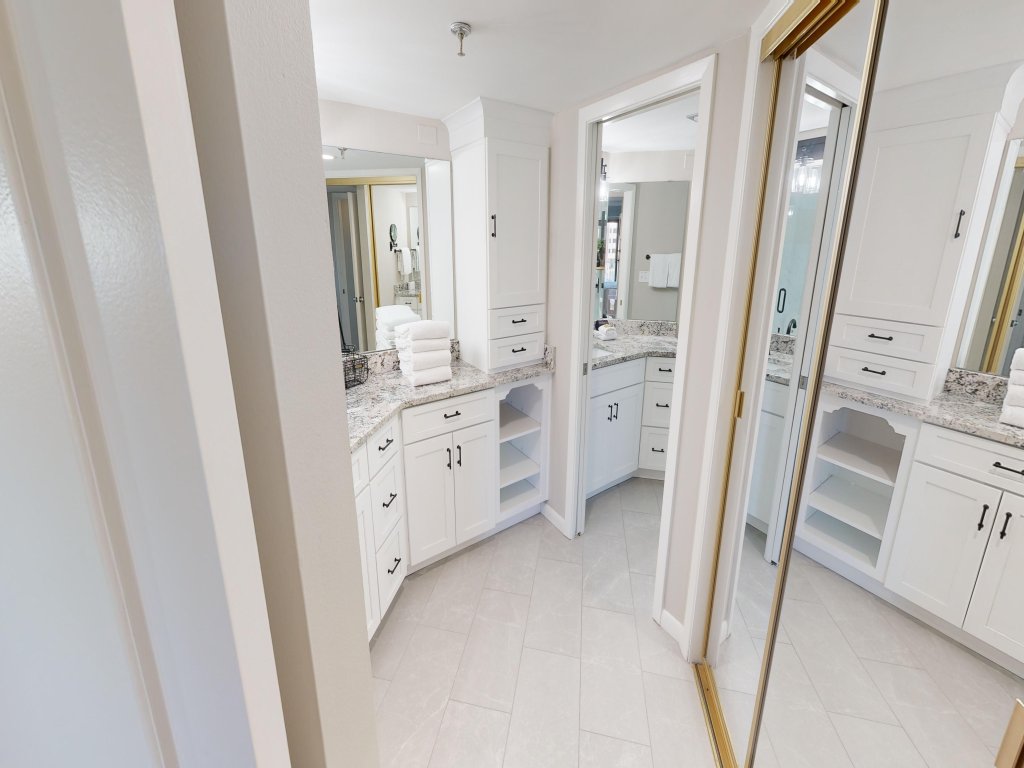 IR 212 is a 2 BR Gulf view with Washer Dryer over 1300 sf Vacation Rental in Destin - RedAwning