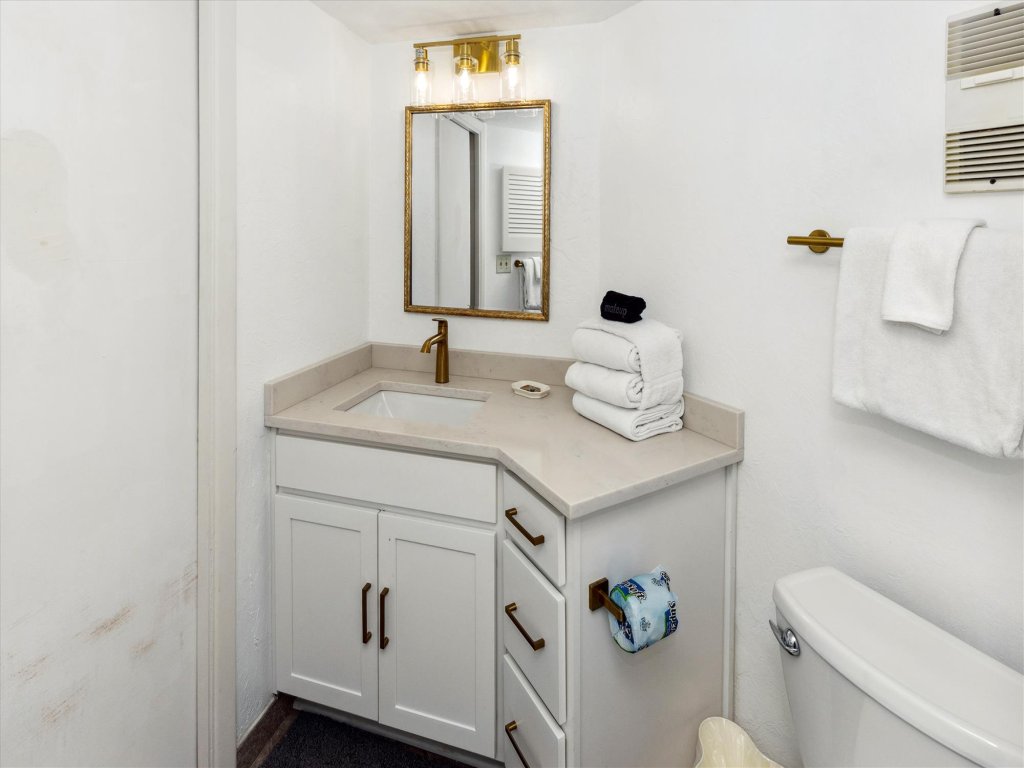 IR 306 is a nicely Decorated 2 BR with Gulf front views Vacation Rental in Destin - RedAwning
