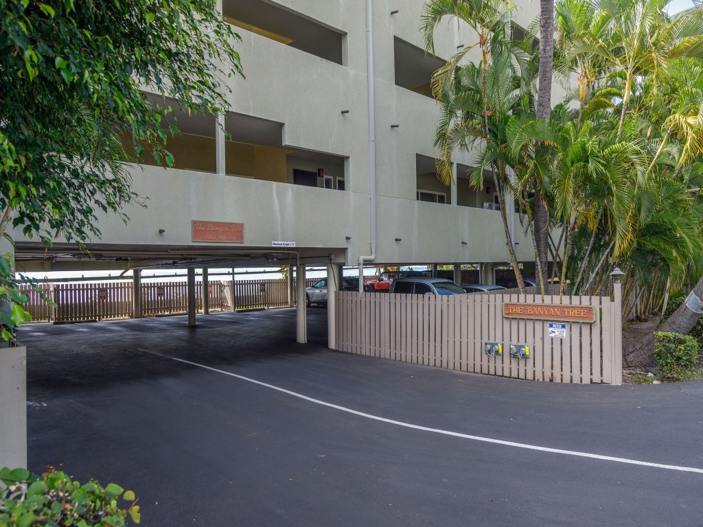 Banyan Tree 404D Vacation Rental in Kailua Kona - RedAwning