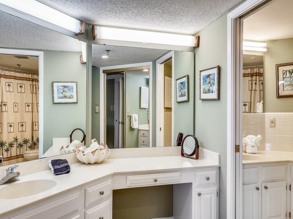 IR 617 - 2 BR 2 BA top floor sunset unit - over 1300 sf and washer/dryer Vacation Rental in Destin - RedAwning