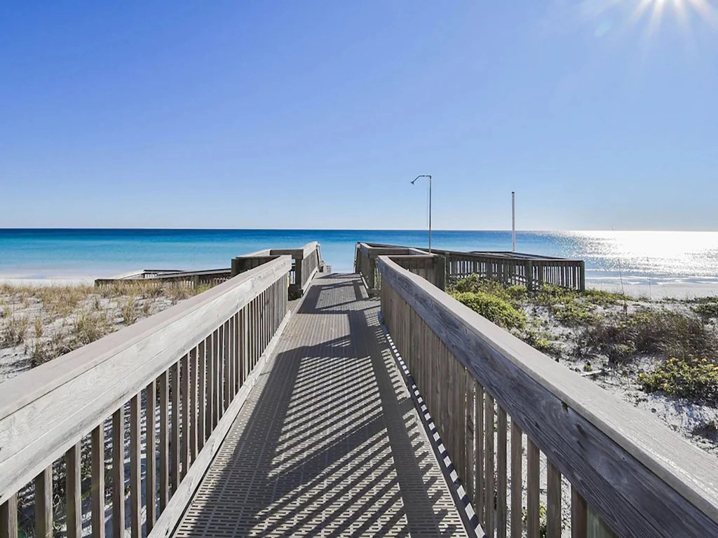 IR 617 - 2 BR 2 BA top floor sunset unit - over 1300 sf and washer/dryer Vacation Rental in Destin - RedAwning