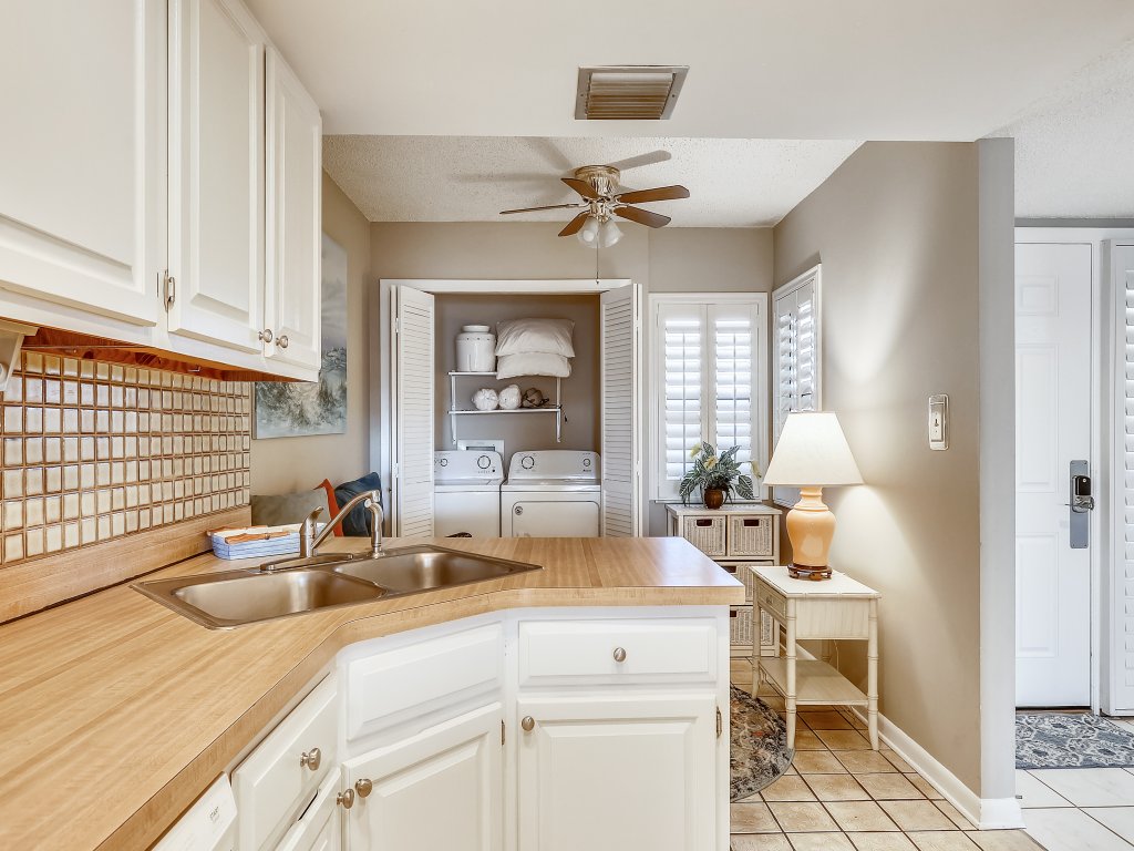 IR 617 - 2 BR 2 BA top floor sunset unit - over 1300 sf and washer/dryer Vacation Rental in Destin - RedAwning