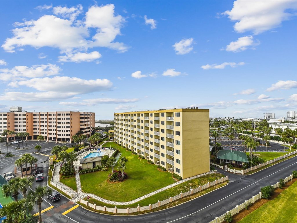 IR 610 is an Amazing 2 BR 2 Ba with Large Balcony and Awesome views! Vacation Rental in Destin - RedAwning