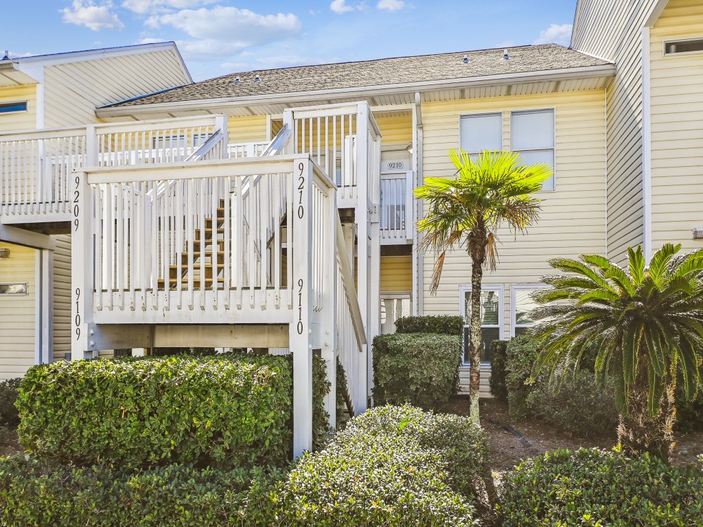 SPC 9210 - Upstairs 1 BR sleeps 6 washer/dryer Vacation Rental in Destin - RedAwning