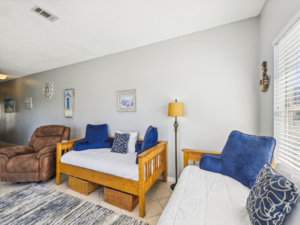 SPC 9210 - Upstairs 1 BR sleeps 6 washer/dryer Vacation Rental in Destin - RedAwning