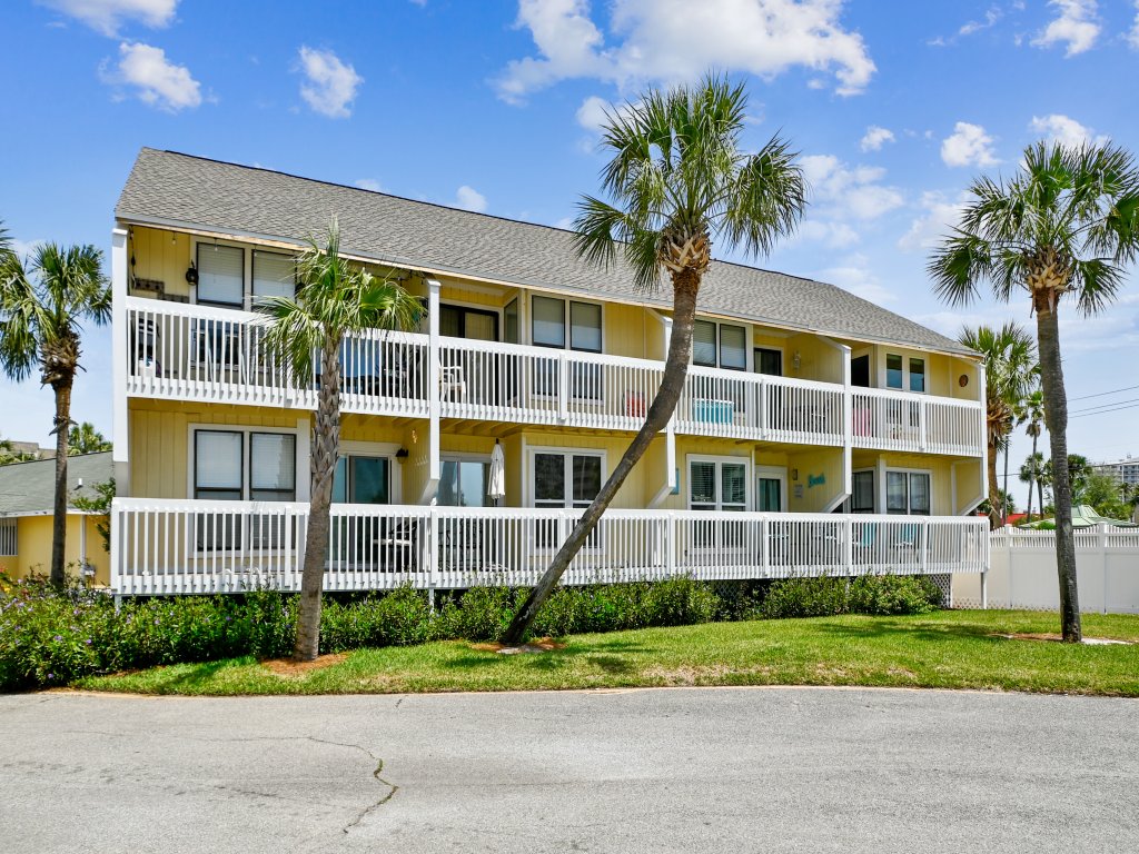 SPC8229 - Upstairs Studio - Sleeps 4 Vacation Rental in Destin - RedAwning