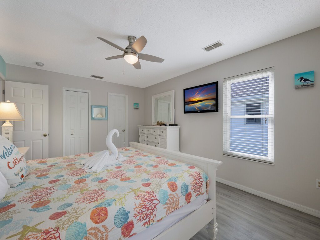 Canario Cottage Vacation Rental in Anna Maria - RedAwning