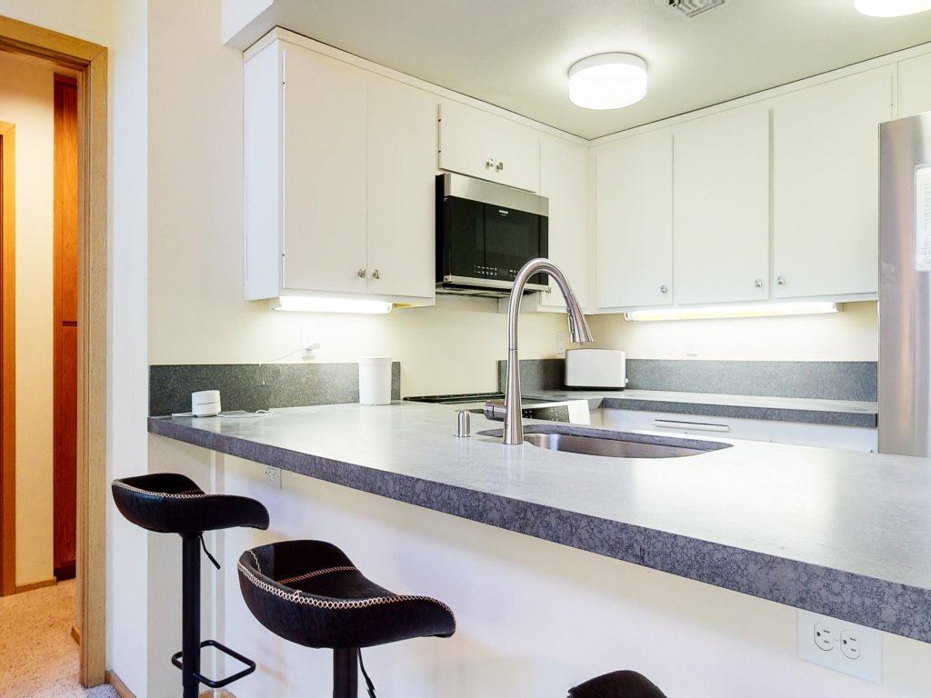Snowcreek V 880 Great Views, Beautiful Complex Location, Bright with Private Washer Dryer Vacation Rental in Mammoth Lakes - RedAwning