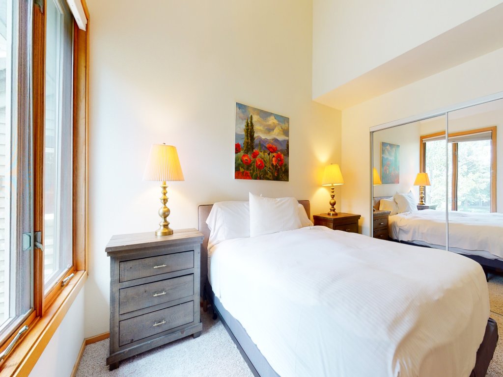 Snowcreek V 880 Great Views, Beautiful Complex Location, Bright with Private Washer Dryer Vacation Rental in Mammoth Lakes - RedAwning