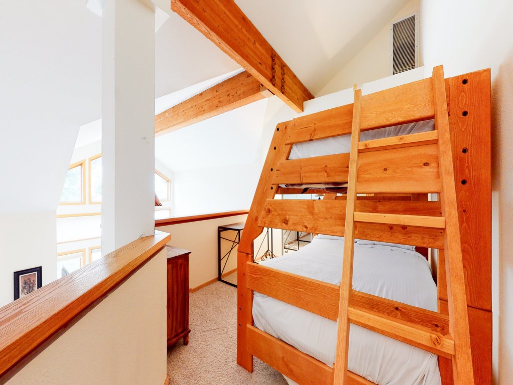 Snowcreek V 880 Great Views, Beautiful Complex Location, Bright with Private Washer Dryer Vacation Rental in Mammoth Lakes - RedAwning