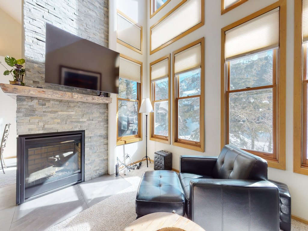 Snowcreek V 880 Great Views, Beautiful Complex Location, Bright with Private Washer Dryer Vacation Rental in Mammoth Lakes - RedAwning