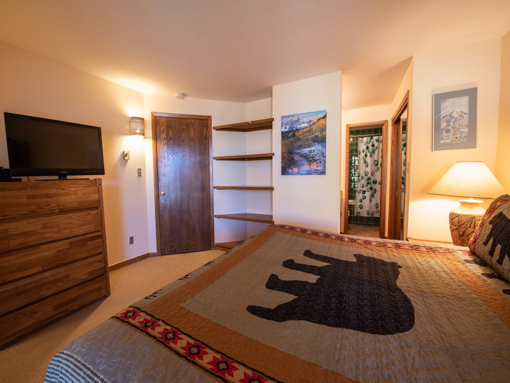 2 BR Plaza Condo with View of Red Mountain Vacation Rental in Crested Butte - RedAwning