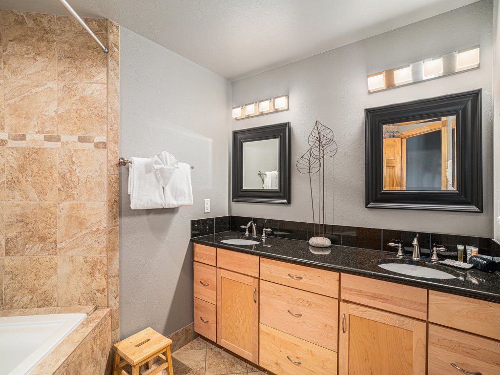 Nakai Peak 41B Vacation Rental in Estes Park - RedAwning