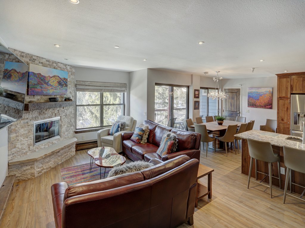 4Br Renovated Ski-In Condo-Sleeps 10–Downtown Breck Vacation Rental in Breckenridge - RedAwning