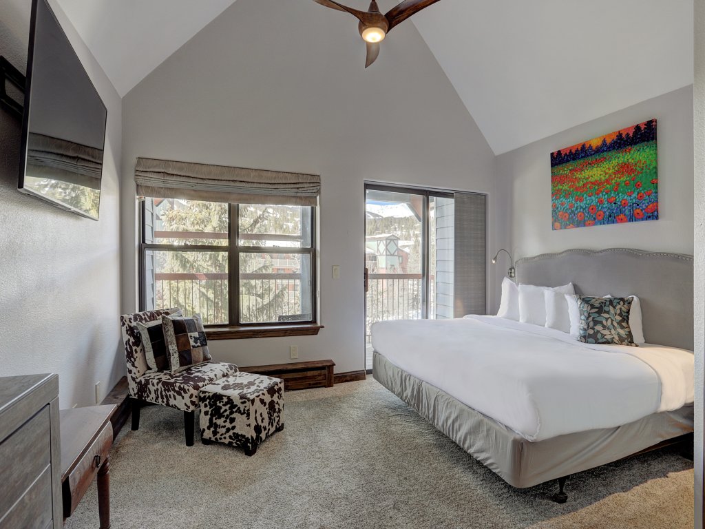 4Br Renovated Ski-In Condo-Sleeps 10–Downtown Breck Vacation Rental in Breckenridge - RedAwning