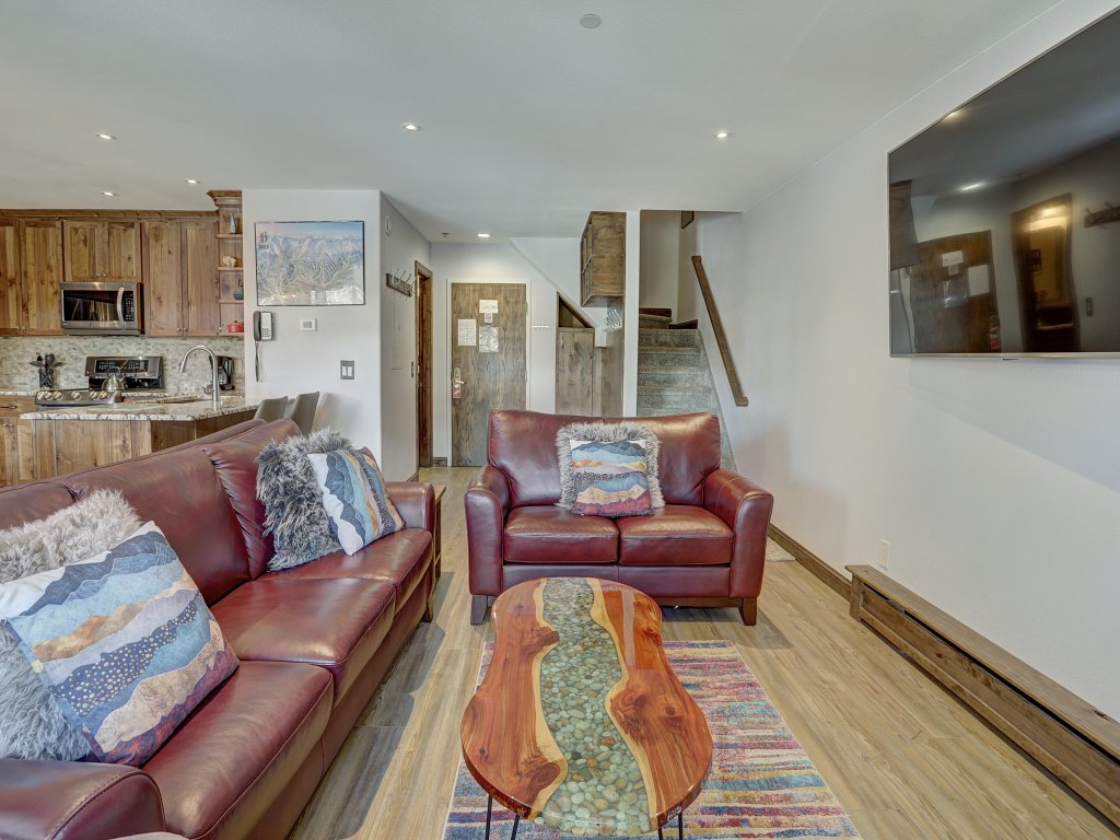 4Br Renovated Ski-In Condo-Sleeps 10–Downtown Breck Vacation Rental in Breckenridge - RedAwning