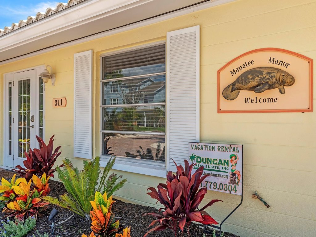 Manatee Manor Vacation Rental in Anna Maria - RedAwning