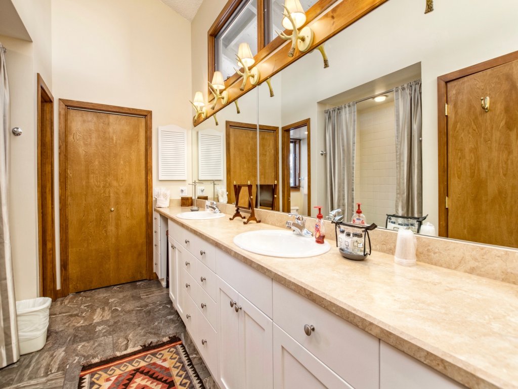 Mountain's Call Vacation Home at Windcliff Vacation Rental in Estes Park - RedAwning