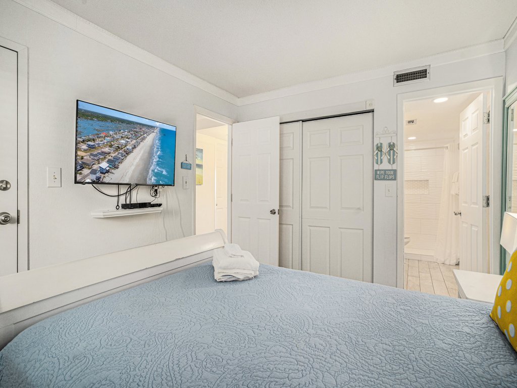 1402 Waters Edge Resort Vacation Rental in Garden City Beach - RedAwning