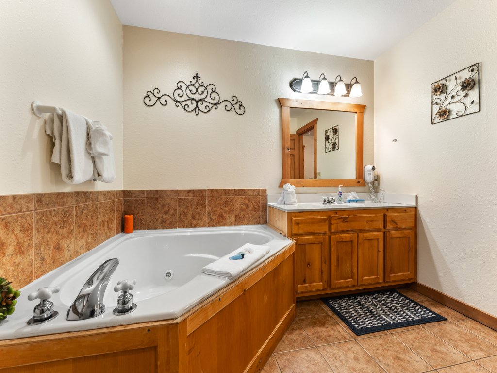SBL22-4 -Whispering Woods Lodge-Sleeps 10 Vacation Rental in Branson West - RedAwning