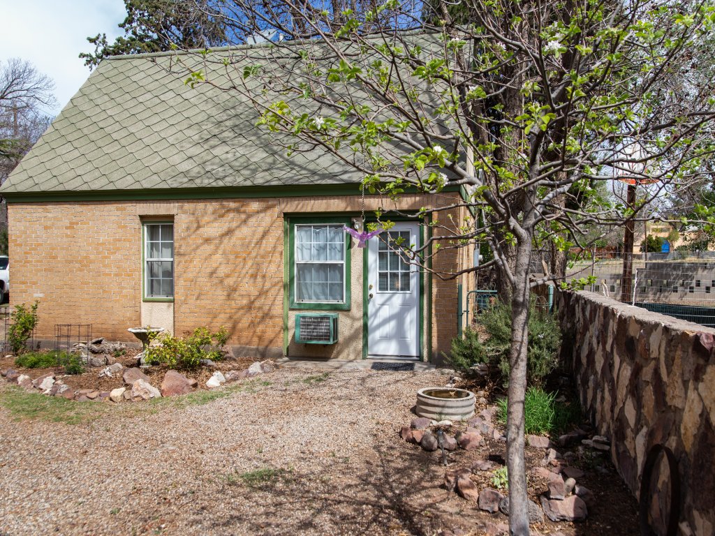 The Blue Room - Charming Studio, Great Location! Vacation Rental in Alpine - RedAwning