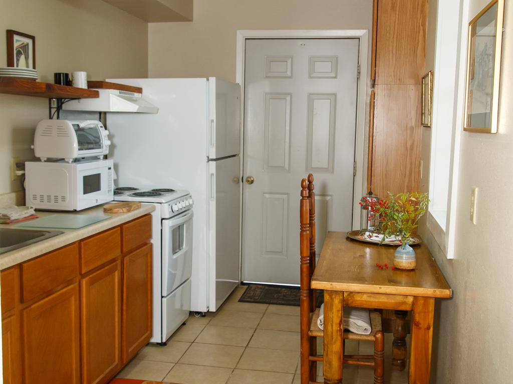 The Blue Room - Charming Studio, Great Location! Vacation Rental in Alpine - RedAwning