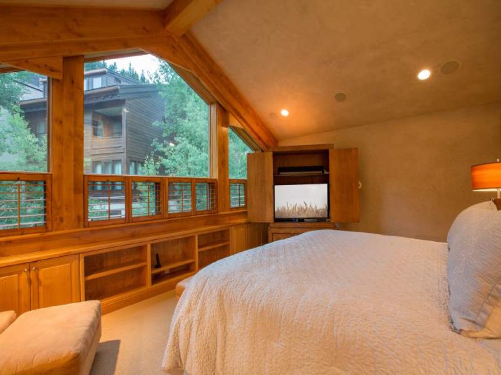 Northwoods Luxury Condo Close to Chairlift Vacation Rental in Vail - RedAwning