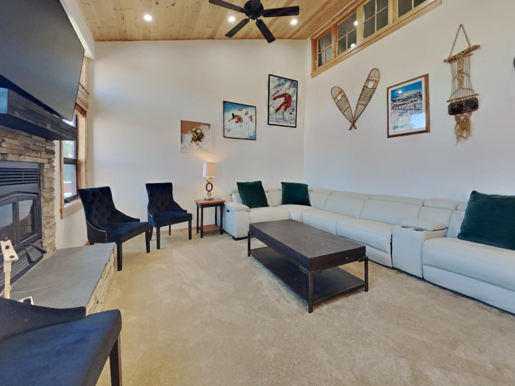 Spacious Slopeside 3 Bedroom with Loft PLUS Onsite Ski and Snowboard Rentals! (Unit 692 at 1849) Vacation Rental in Mammoth Lakes - RedAwning