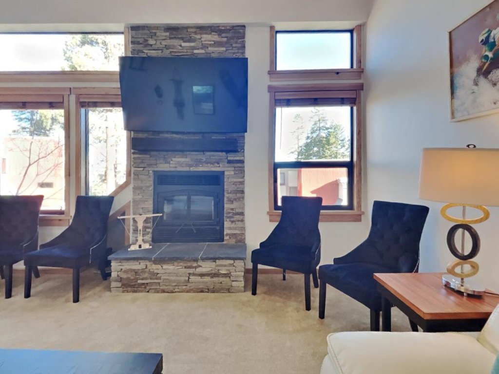 Spacious Slopeside 3 Bedroom with Loft PLUS Onsite Ski and Snowboard Rentals! (Unit 692 at 1849) Vacation Rental in Mammoth Lakes - RedAwning