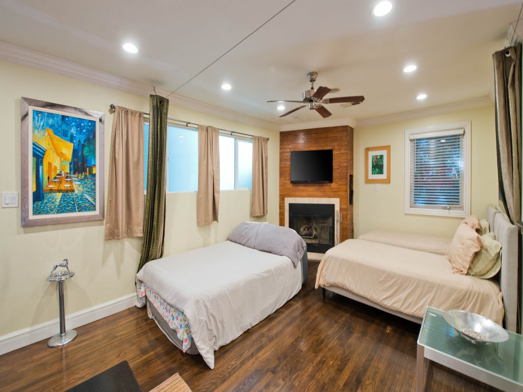 Ground Floor in Venice Near The Beach-Sleeps  4 Vacation Rental in Los Angeles - RedAwning