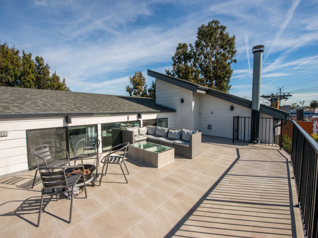 2nd Story Masterpiece in Venice Beach-Sleeps 5 Vacation Rental in Los Angeles - RedAwning