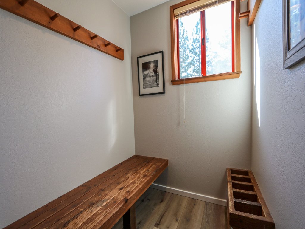 Aspen Creek 306 Walk to Eagle Lodge, Log Burning Fireplace, Great Complex Amenities Vacation Rental in Mammoth Lakes - RedAwning