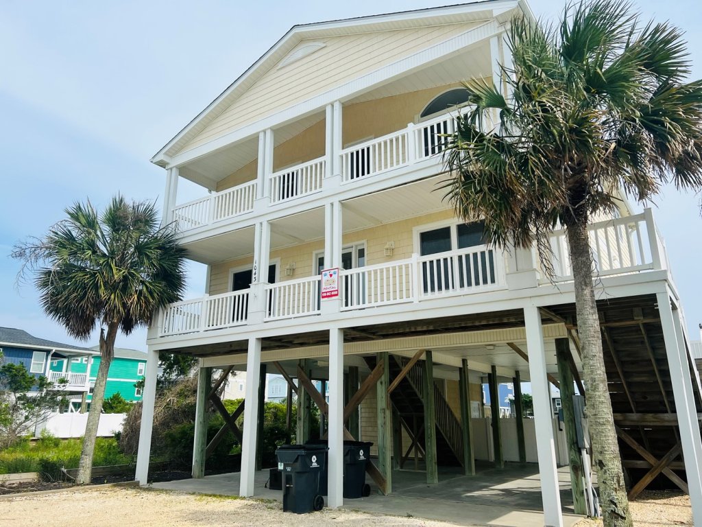 Salt, Sand and Sudds / 1043 Coquina Cove Drive Vacation Rental in Holden Beach - RedAwning