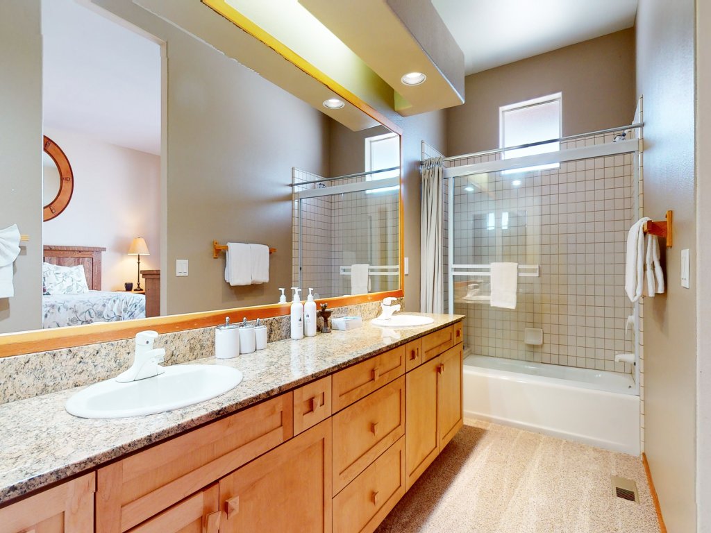 Snowcreek V 997 Panoramic Mountain Views, Pet-Friendly Vacation Rental in Mammoth Lakes - RedAwning