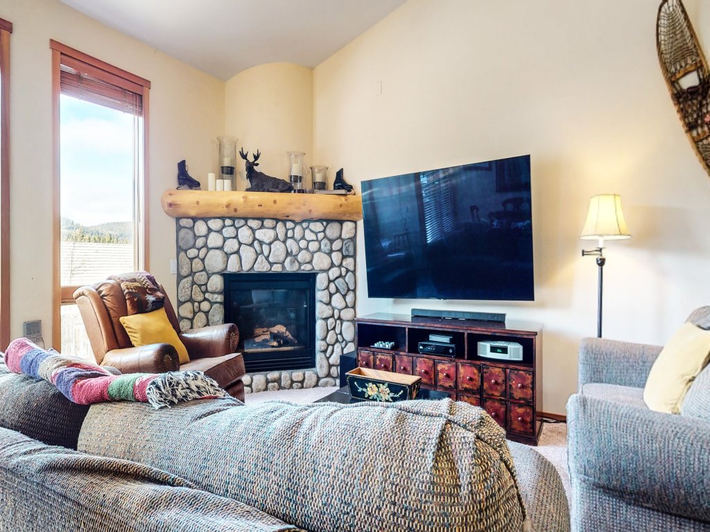 Snowcreek V 997 Panoramic Mountain Views, Pet-Friendly Vacation Rental in Mammoth Lakes - RedAwning