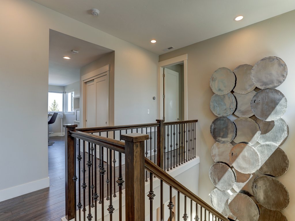 Ruby Peak Spacious & Comfortable Home - 30 day minimum Vacation Rental in Bend - RedAwning