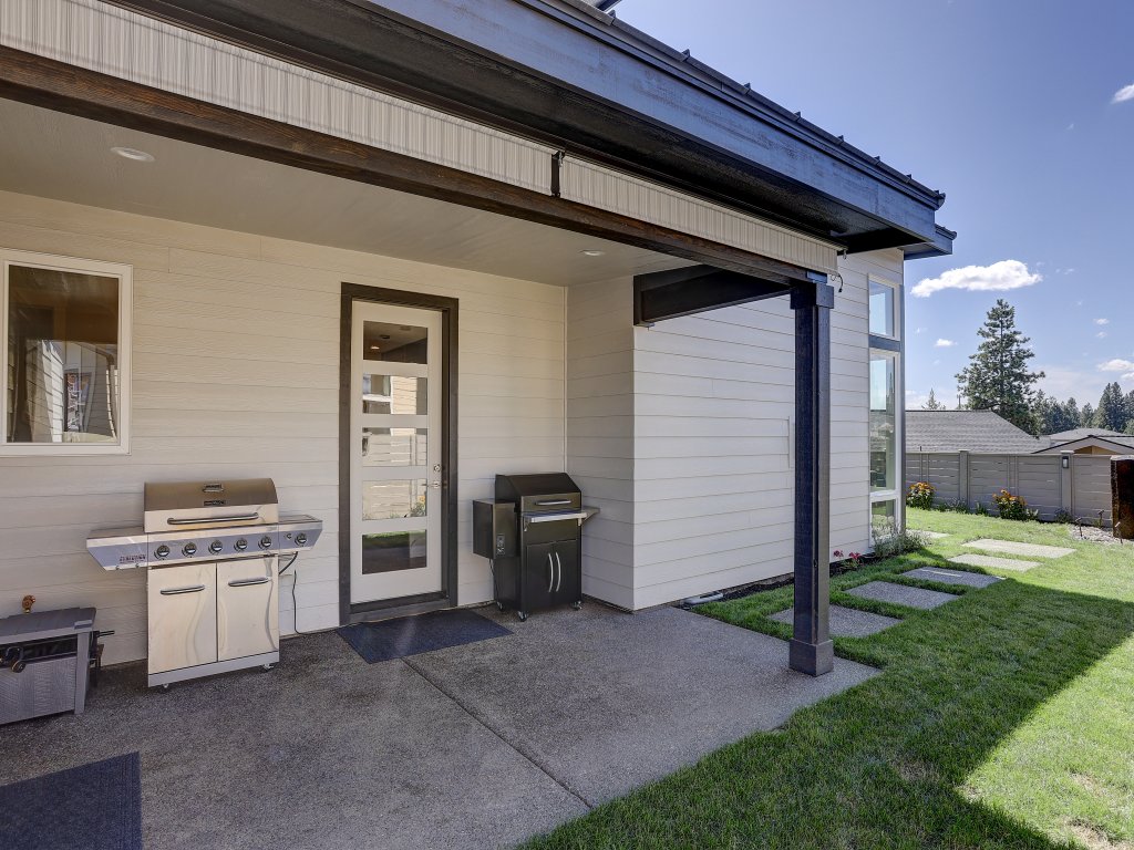 Ruby Peak Spacious & Comfortable Home - 30 day minimum Vacation Rental in Bend - RedAwning