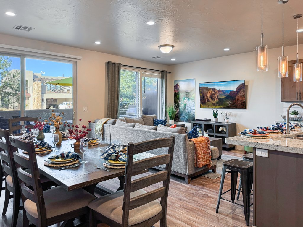 Stargazer – Luxury Condo, Rooftop Views, Private Hot Tub Vacation Rental in St. George - RedAwning