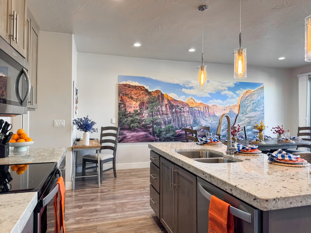 Stargazer – Luxury Condo, Rooftop Views, Private Hot Tub Vacation Rental in St. George - RedAwning