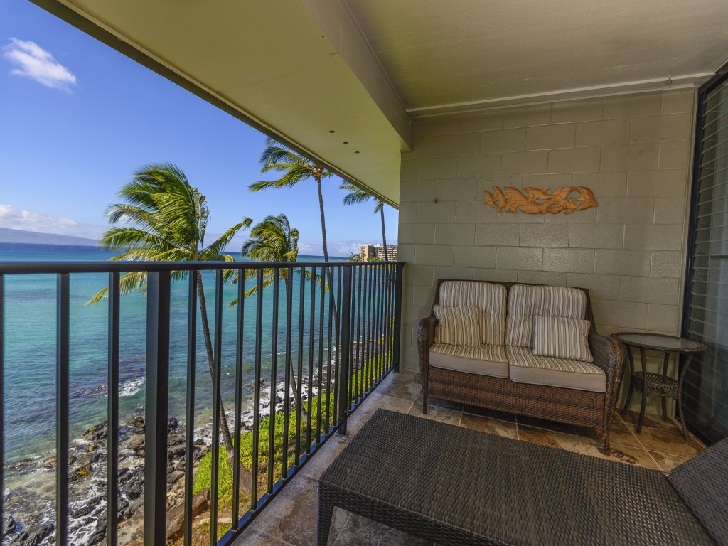 Noelani 304 3 Bedroom/2.5 Bath Condo Vacation Rental in Lahaina - RedAwning