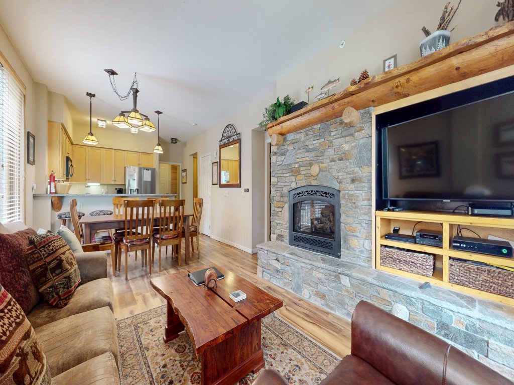 Mammoth Green 120 Pet-Friendly, Cozy and Bright, Walk to Eagle Lodge Vacation Rental in Mammoth Lakes - RedAwning