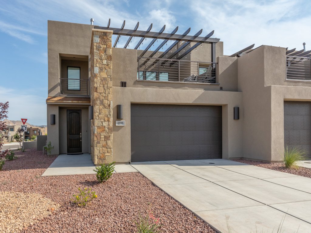 Hermes Hideaway Vacation Rental in St. George - RedAwning