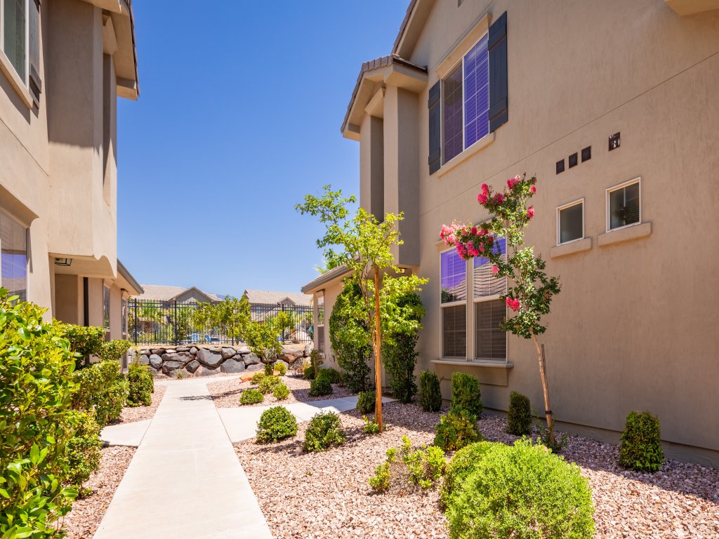Poolside Retreat Vacation Rental in Utah - RedAwning