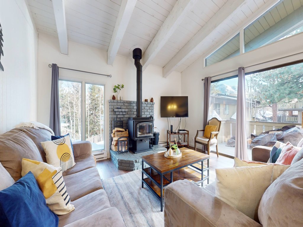 Chateau de Montagne 6 Pet-Friendly and Remodeled, On Shuttle Route Vacation Rental in Mammoth Lakes - RedAwning