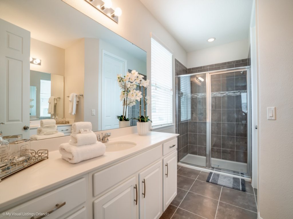 Spectacular Home 5 Bed 4.5 Bath Pool/Spa Home Vacation Rental in Kissimmee - RedAwning