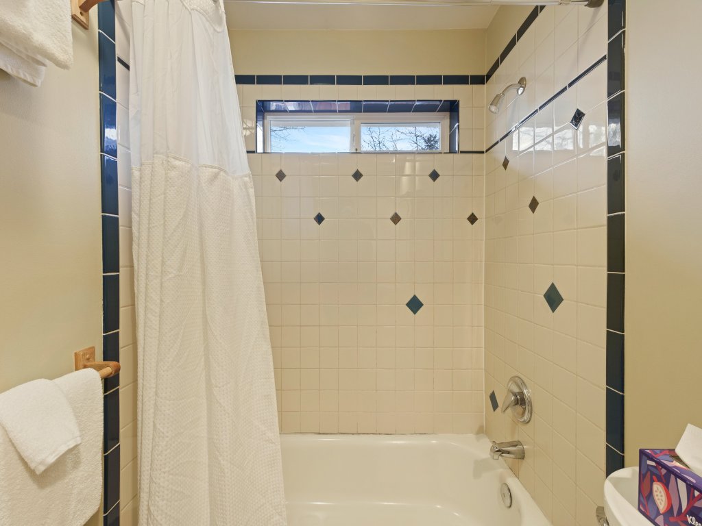 Huckleberry Cottage Vacation Rental in Bend - RedAwning