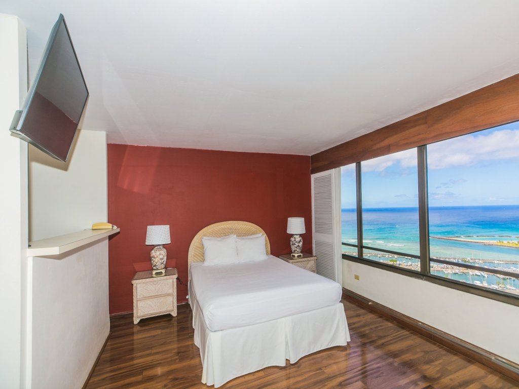 Discovery Bay 3720 Vacation Rental in Honolulu - RedAwning